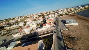 Deniz kıyısındaki köyün havadan görünüşü