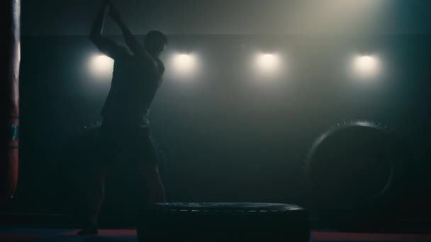 Sport Fitness Man Hitting Wheel Dæk Med Hammer – Stock-video