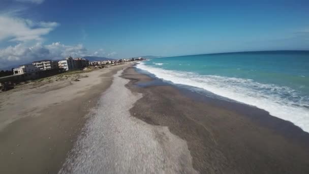 Luftaufnahme Von Meereswellen Die Den Sandstrand Krachen — Stockvideo