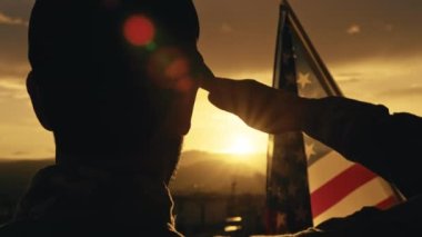 Gün batımında Amerikan askeri 