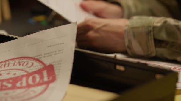 Soldat Att Läsa Sekretessbelagda Dokument — Stockvideo