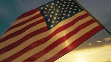 Gün batımında dalgalanan Amerikan bayrağı