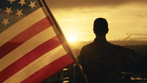 Amerikanischer Soldat Bei Sonnenuntergang — Stockvideo