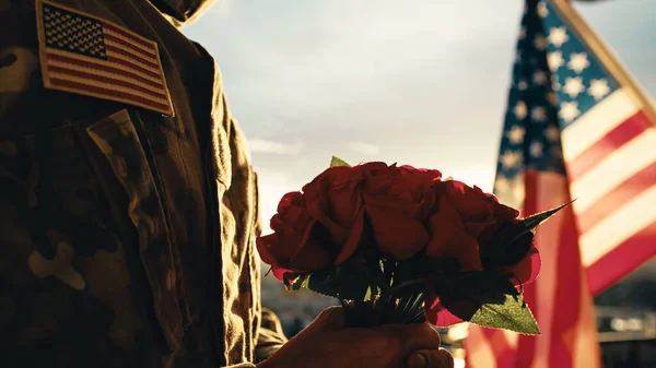 Amerikai Katona Egy Csokor Rózsával Naplementekor — Stock Fotó
