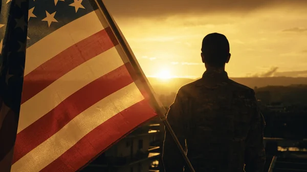 Amerikanische Soldatensilhouette Bei Sonnenuntergang — Stockfoto