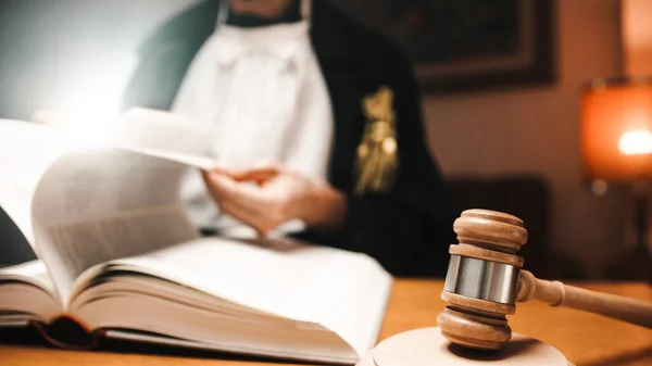 Mahkemedeki Yargıcın Kapanışı