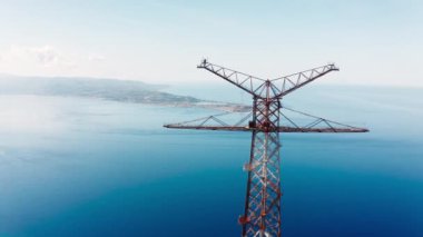 Yüksek voltajlı elektrik kulesinin hava görüntüsü 