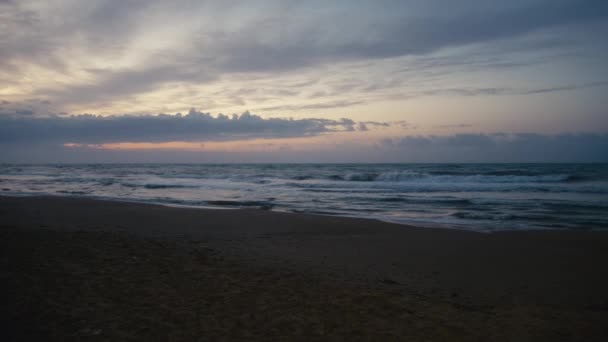 砂浜の海岸線に沈む夕日 — ストック動画