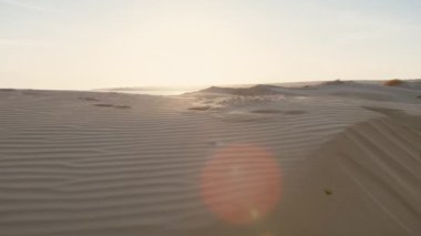 Sandy Dune Dalgaları Gün batımında.