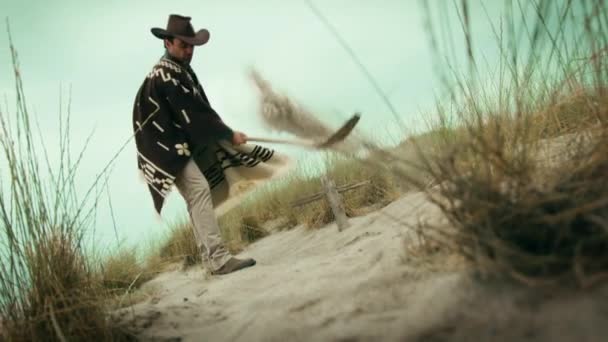 Cowboy Cava Uma Sepultura Deserto — Vídeo de Stock