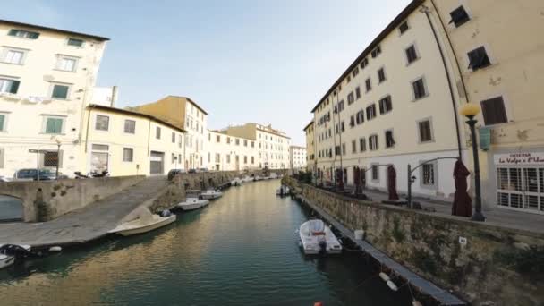 Wasserkanal Mit Booten Der Mitte Der Gebäude — Stockvideo