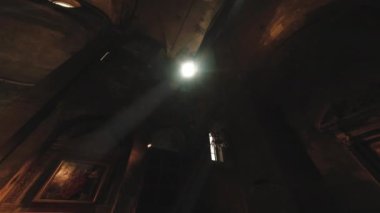 Güneş ışınları kilise penceresinden girer..