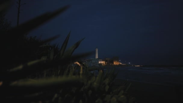 Wieża Latarni Morskiej Wybrzeżu Nocy — Wideo stockowe