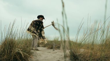 Kovboy çölde bir mezar kazıyor..