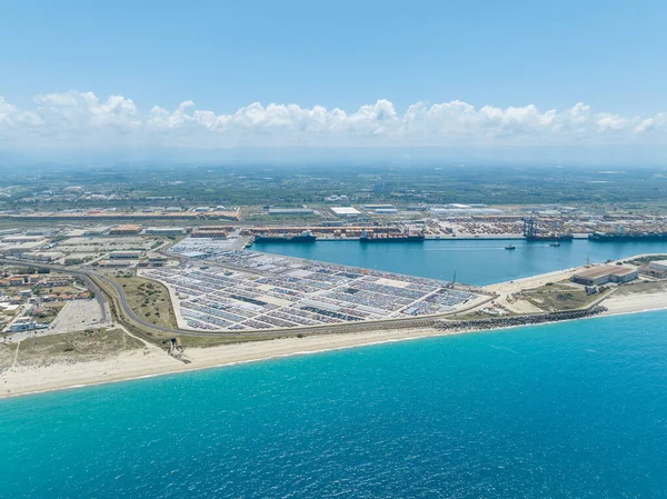 Kargo gemileriyle devasa ticaret limanının havadan görünüşü