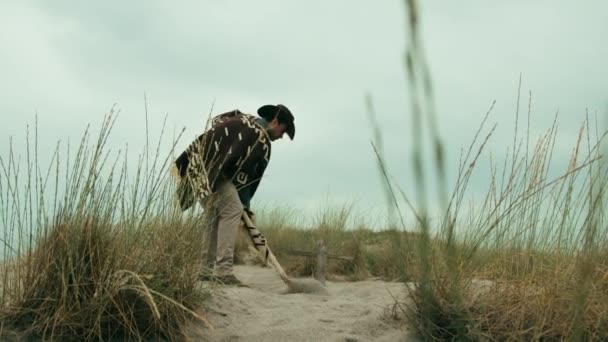 カウボーイは砂漠で墓を掘る — ストック動画