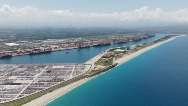 Kargo Gemileriyle Devasa Ticaret Limanının Havadan Görünüşü — Stok video
