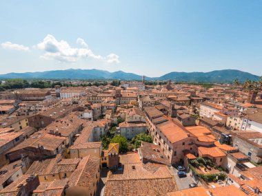 Yukarıdan görünen antik şehir Lucca.