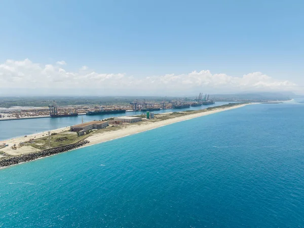 Kargo gemileriyle devasa ticaret limanının havadan görünüşü