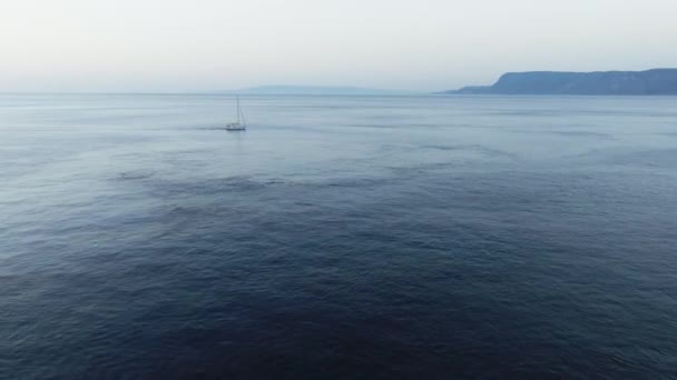 穏やかな海での帆船の帆の空中ビュー — ストック動画