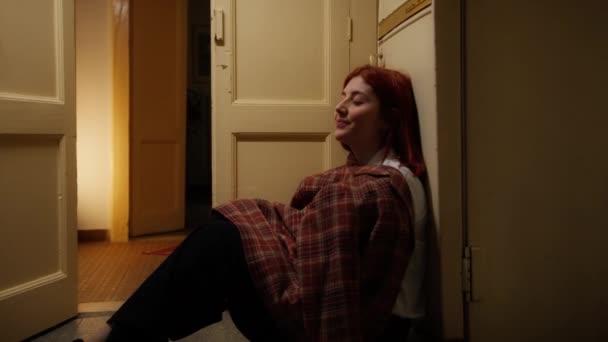 Mulher Perturbada Sentado Chão — Vídeo de Stock