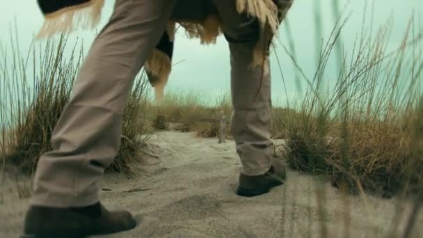 Человек Лопатой Ходит Пустыне — стоковое видео