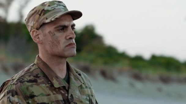 Man Military Uniform Walks Beach — Stockvideo