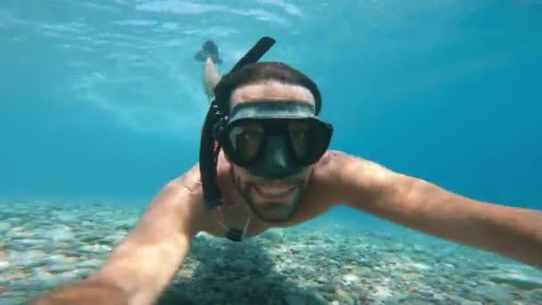 Man Waves Underwater Sea — Vídeos de Stock