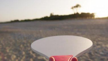 Top plajda zıplıyor..