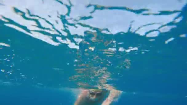 Jongen Zwemt Oceaan — Stockvideo