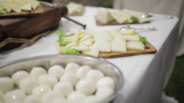 Tisch Mit Typisch Italienischem Käse — Stockvideo