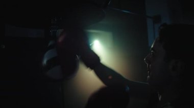 Çocuk armut kum torbasına yumruk atıyor..