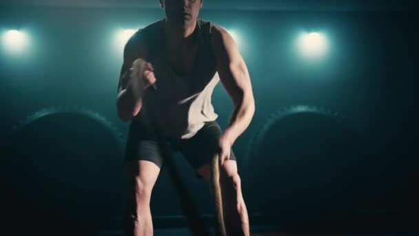 Entrenamiento Atleta Fitness Usando Cuerdas Batalla Entrenamiento Intenso — Vídeos de Stock