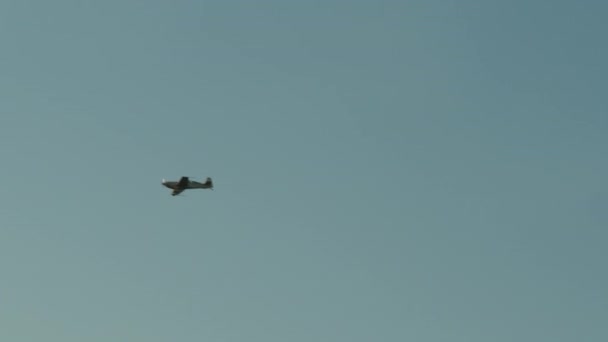 Długie Ujęcie Stunt Samolot Leci Niebie — Wideo stockowe
