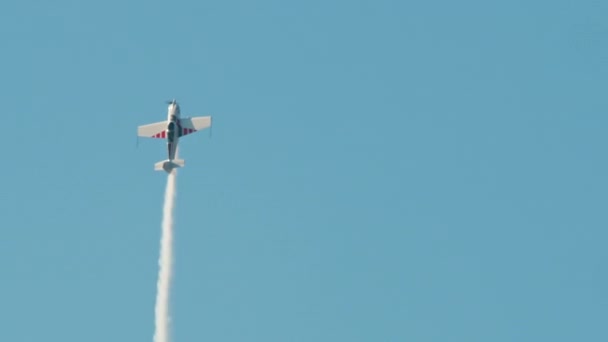 Largo Tiro Stunt Avión Vuela Cielo — Vídeos de Stock