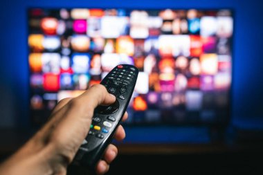 Uzaktan kumanda TV 'yi gösteriyor.