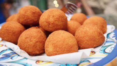 Tipik İtalyan kızarmış pirinç topları. Arancini..