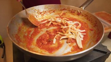 Makarnayı sosla hazırlamaya yakın olsun.