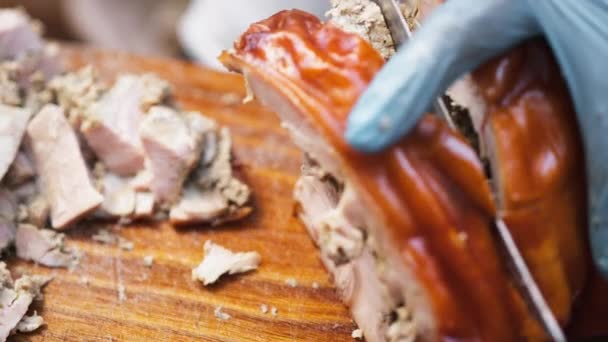 Aufschneiden Von Porchetta Fleisch Großaufnahme — Stockvideo