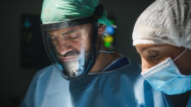 Doktorlar ameliyathanede çalışıyor..