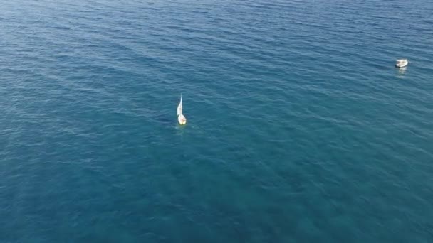 小帆船在海上航行的航景 — 图库视频影像