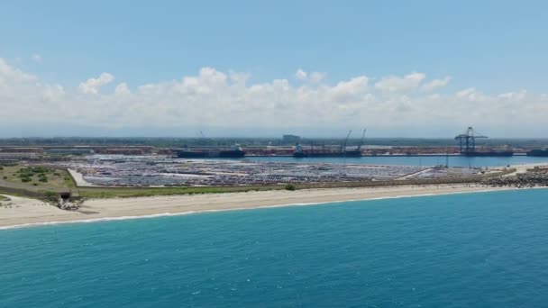 貨物船との巨大な貿易港の空中ビュー — ストック動画