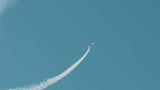 Weitschuss Von Stuntflugzeug Fliegt Den Himmel — Stockvideo