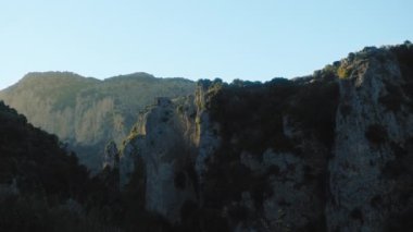 Işık hüzmesi kayalık dağları aydınlatır..