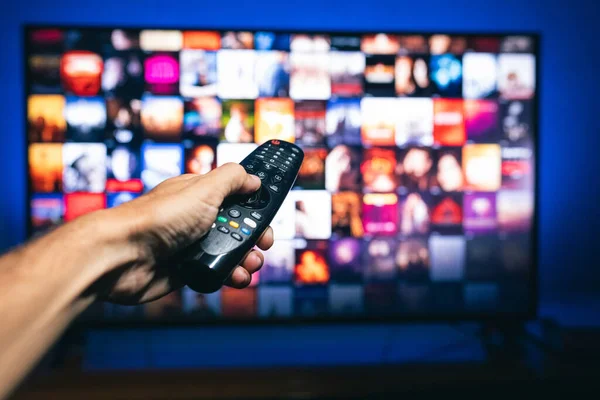 Uzaktan kumanda TV 'yi gösteriyor.