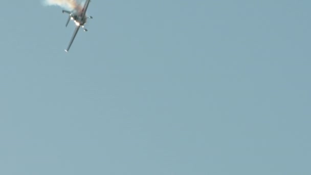Μακρινή Βολή Του Stunt Αεροπλάνο Πετά Στον Ουρανό — Αρχείο Βίντεο