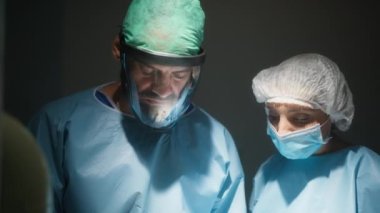 Veteriner doktor ameliyathanede çalışıyor..