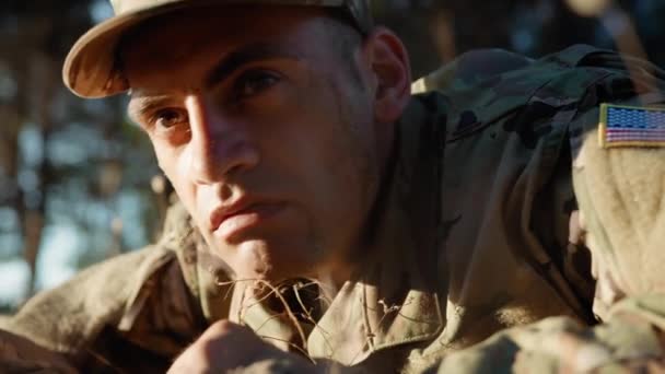 Soldat Mit Verdächtigem Blick Boden Liegend — Stockvideo