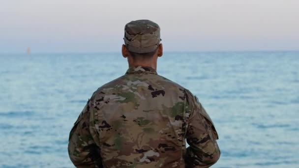 Soldado Quita Uniforme Camuflaje — Vídeo de stock