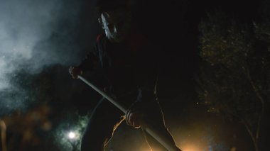 Katil yerde bir çukur kazıyor..